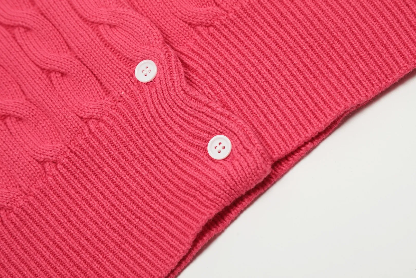 🅿️176 "Top quality" Style number: DS021# (not off the shelves all year round) [Ralph Lauren round neck cardigan solid color pony embroidered logo knitted short sleeves] ✅Ralph Lauren classic basic versatile all-season cardigan knitted short sleeves ✅Main supplier platform live broadcast Wholesale entities Replenish when out of stock Not off the shelves ✅ZP quality 1:1 version Scan the code to enter the GF website Counter quality ✅Details and quality are the only one in Guangzhou. Imported quality cotton yarn, focusing on high-end, cost-effective. Needless to say good quality. ✅The version is restored to the original order. The maximum size can be worn up to 160 pounds. Loose, comfortable and stress-free.